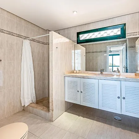 Apartment 2 Bedroom Stunning In